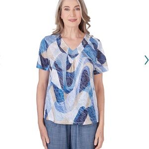 Wavy abstract print v neck short sleeve top